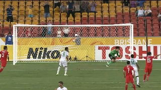 Gandula ensina goleiro chinês como defender um pênalti