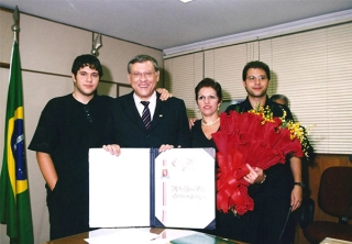 Ao lado da saudosa esposa Lenice e dos filhos Netto Neves (&agrave; esquerda) e Rafael Magnoni Neves, &agrave; direita. Foto: F&aacute;bio Lucas Magnoni Neves