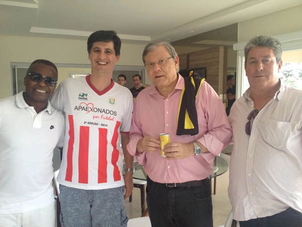 Em dezembro de 2013, em Cáscavel-PR. Milton Neves, Wladmir e mais dois amigos da cidade