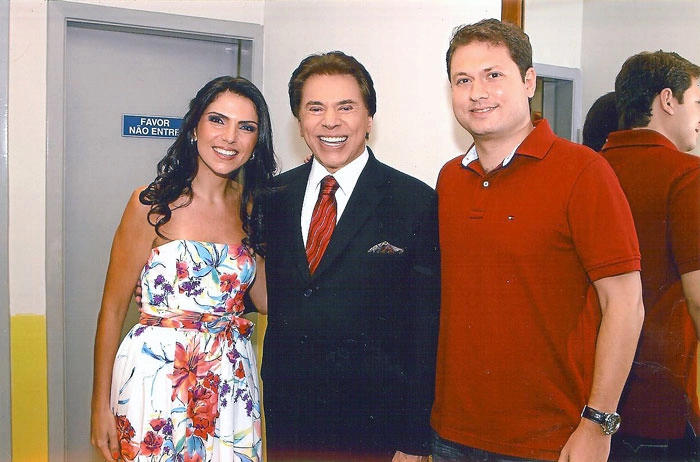 Roberta Peporine, Silvio Santos e Fábio Lucas Neves posam para foto, após o casal de jornalistas participar do programa no SBT