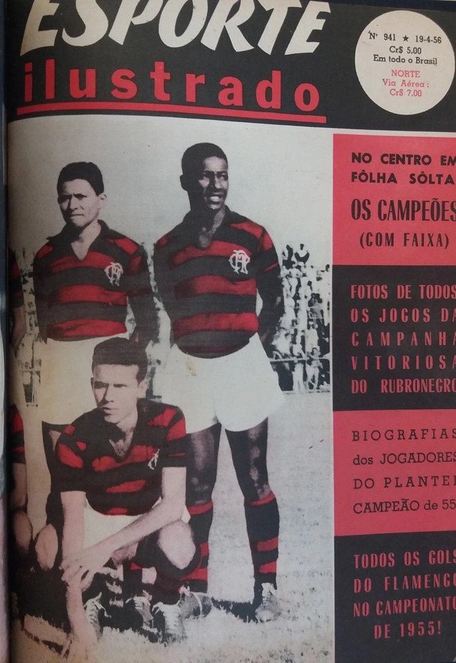 Revista Esporte Ilustrado, 941, em homenagem ao tricampeonato carioca do Flamengo, em 1956. Em pé aparecem Dequinha e Jordan e agachado está Zagallo