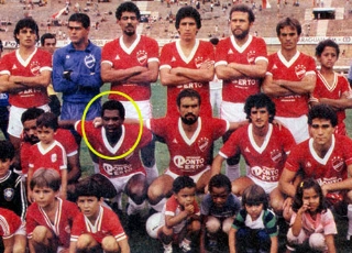 Bill, em destaque, na &eacute;poca em que defendeu o Vila Nova