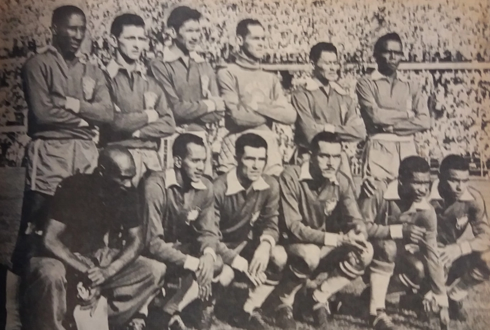 Seleção que venceu a Áustria, por 3 a 2, em 15 de abril de 1956. Em pé: Djalma Santos, De Sordi, Nilton Santos, Gylmar, Dequinha e Zózimo. Agachados: Mário Américo, Paulinho Almeida, Evaristo de Macedo, Gino Orlando, Didi e Canhoteiro. A foto é da Revista Esporte Ilustrado, 942