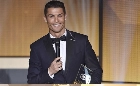 Cristiano Ronaldo confirma favoritismo e vence a Bola de Ouro pela 3&ordf; vez