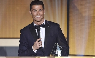 Cristiano Ronaldo confirma favoritismo e vence a Bola de Ouro pela 3&ordf; vez