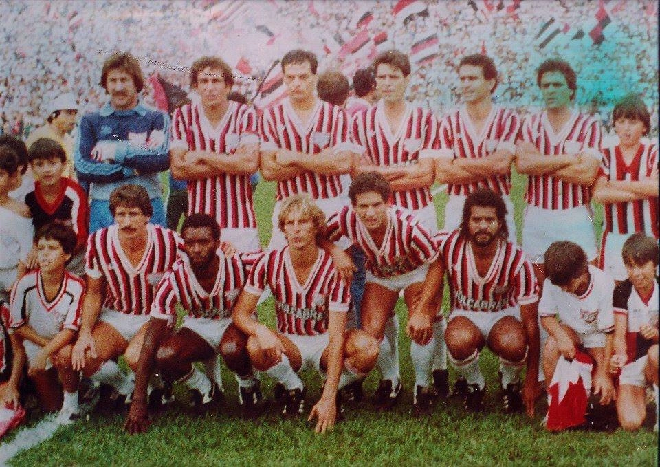 Paulista de Jundiaí que subiu para a Primeira Divisão em 1984. Em pé: Luis Fernando, Gerson Andreotti, Mario, Alexandre, Caíca e Benazzi. Agachados: Tata, Carlos, Ricardo, Célio e Ney.