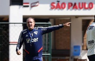 Treinador são-paulino comandou atividades no CT da Barra Funda. Foto: Rubens Chiri saopaulofc.net