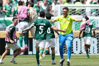 Jogadores alviverdes comemoram a vit&oacute;ria do Botafogo com membro da comiss&atilde;o t&eacute;cnica. Foto: Cesar Greco/Palmeiras