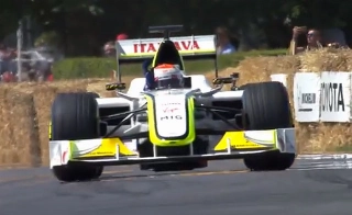 Piloto brasileiro saudou o p&uacute;blico a bordo do carro com o qual disputou o Mundial da F1 em 2009 Foto: Reprodu&ccedil;&atilde;o