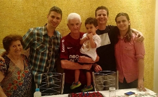 Seo Waldemar, ao centro, reunido com sua família, em 05 dezembro de 2015, comemorando 80 anos