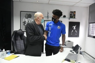 Eduardo Bauermann chega ao lado de Bruno Oliveira para servir ao técnico Carille. Foto: Ivan Storti/Santos FC)