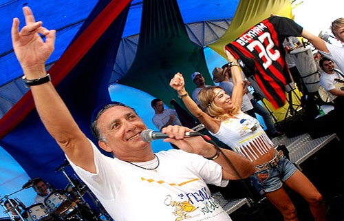 Galvão Bueno e sua esposa Desiré leiloando a camisa de David Beckham do Milan, em 2009, na 4ªfeijoada Beneficente da ABGB (Associação Beneficente Galvão Bueno).Crédito foto: Site oficial do jornalista Galvão Bueno.