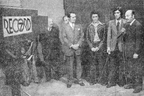 Em foto nos antigos estúdios da TV Record, no Aeroporto, da direita para a esquerda, estão: Milton Peruzzi, Galvão Bueno, Flávio Prado, Raul do Valle e os então dirigentes palmeirenses Ferruccio Sândoli (já falecido) e Vicente Rayola (ao fundo).