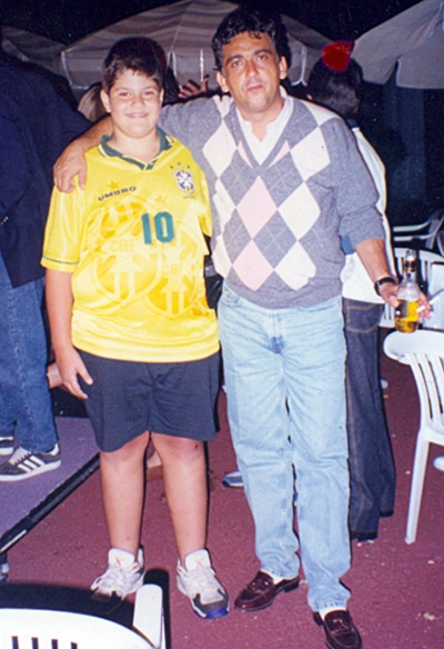 Milton Neves Netto (o filho mais novo de Milton Neves) e Galvão Bueno, em Los Gatos, Califórnia (EUA), na Copa de 1994.