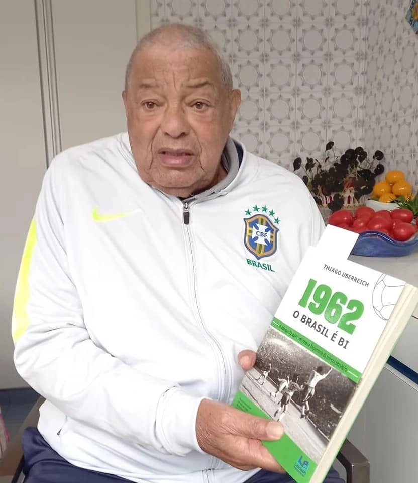 Em maio de 2023, com o livro do jornalista Thiago Uberreich sobre a Copa de 1962. Foto enviada pelo filho de Jair da Costa, Maurízio