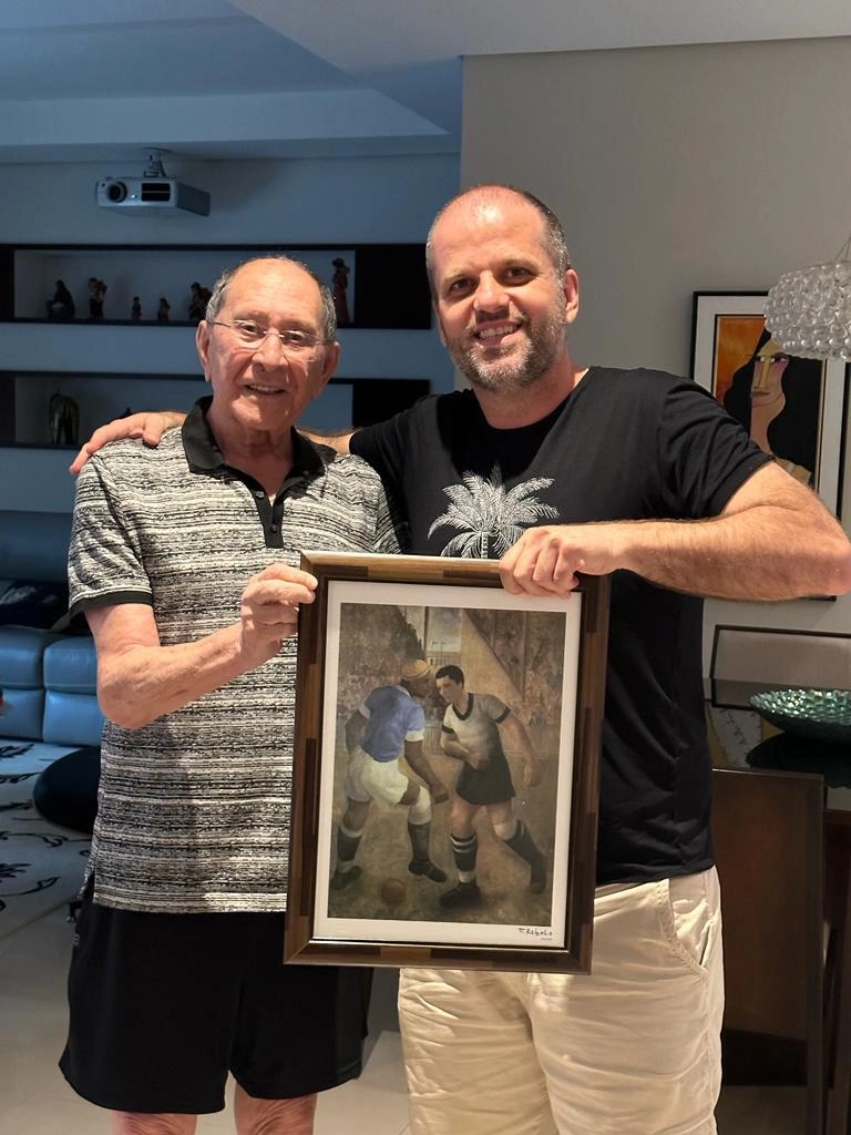 José Silvério em 2023, recebendo das mãos de Sérgio Rebolo a gravura 