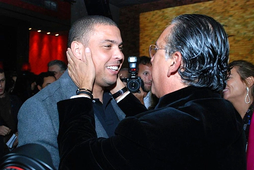 Galvão Bueno recebe Ronaldo em um evento em 2010.