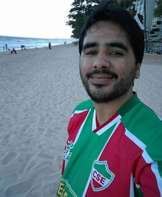 Leandro e a camisa do CSE, de Palmeira dos Índios (AL), onde Graciliano Ramos foi prefeito. Foto: Arquivo Pessoal