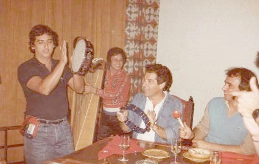 Galvão Bueno dá o tom com o tamborim. Reginaldo Leme é o último da esquerda para a direita. A foto, é de 1983, em Kyalami, África do Sul. Eles faziam a cobertura daquele grande prêmio, que decidiu o título em favor de Nelson Piquet. Foto enviada por Fábio Sinegaglia