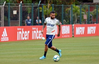 Lateral participou do treino nesta sexta-feira no CT da Barra Funda. Foto: Érico Leonan / saopaulofc.net