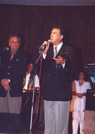 Mário Marinho ao fundo, e Galvão Bueno com o microfone, na festa da ACEESP, em 2002. 