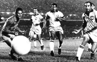 O goleiro atleticano Mussula diante de Tost&atilde;o, Jairzinho e G&eacute;rson. Foto: Reprodu&ccedil;&atilde;o