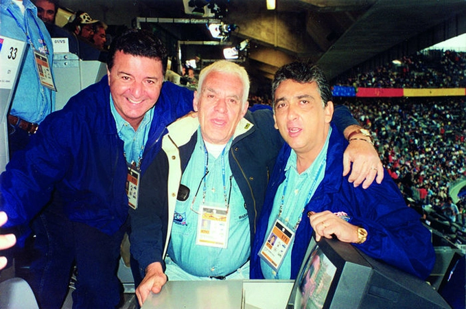 Arnaldo ao lado dos narradores: Silvio Luiz e Galvão Bueno, na Copa de 1998, na França. Foto: Arquivo pessoal 