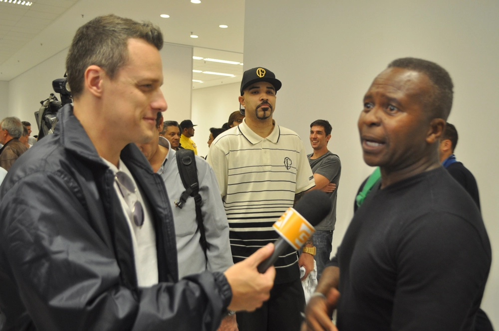 Sendo entrevistado, em 10 de maior de 2020, dia do primeiro jogo-teste da Arena do Corintthians. Foto: Marcos Júnior Micheletti/Portal TT