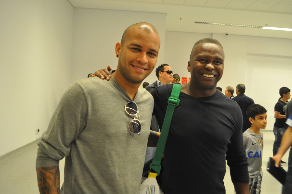 O filho Gabriel e o papai Wladimir em 10 de maior de 2020, dia do primeiro jogo-teste da Arena do Corintthians. Foto: Marcos Júnior Micheletti/Portal TT