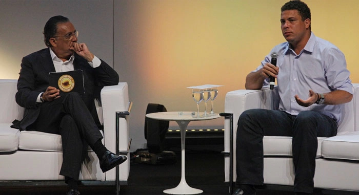 O narrador conversa com Ronaldo durante evento em São Paulo, no dia 14 de janeiro de 2013. Foto: UOL