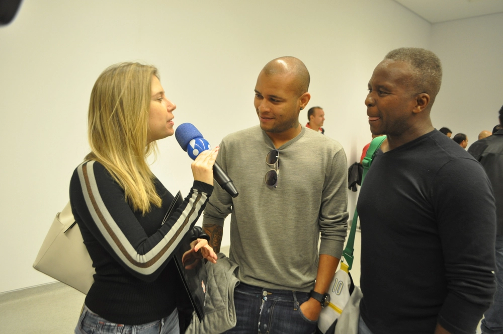 Sendo entrevistado, ao lado do filho Gabriel em 10 de maior de 2020, dia do primeiro jogo-teste da Arena do Corintthians. Foto: Marcos Júnior Micheletti/Portal TT