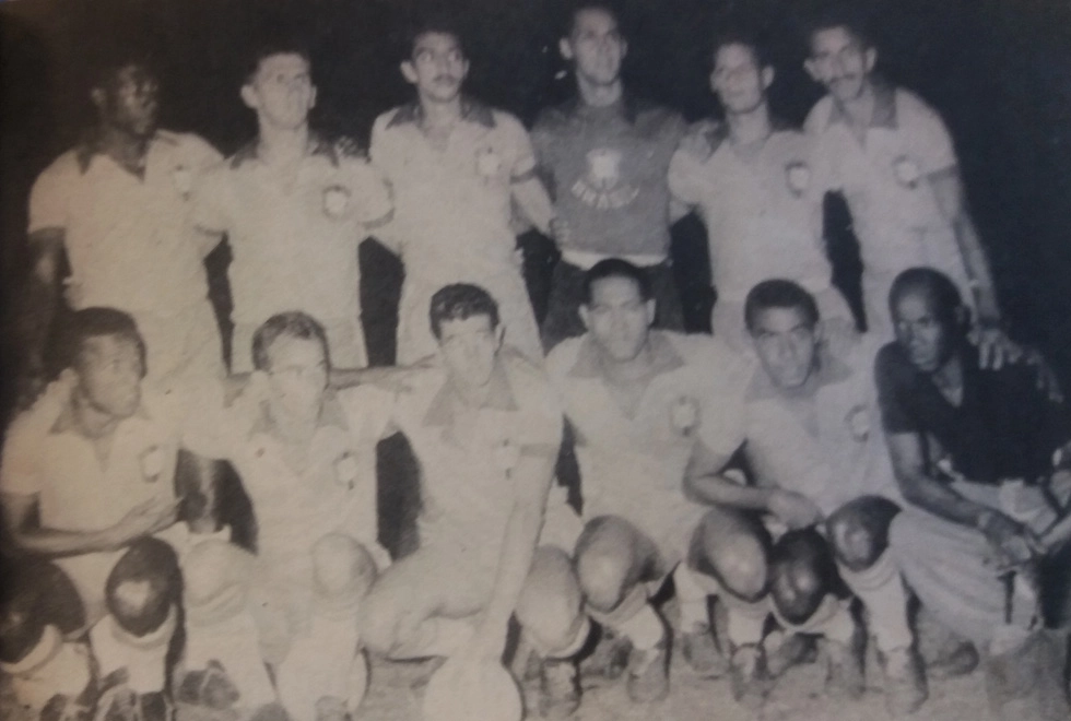 Seleção brasileira que venceu pela primeira vez a Argentina fora do país. O jogo foi em Montevidéu, dia 5 de fevereiro de 1956, e o Brasil ganhou por 1 a 0, gol de Luisinho. Em pé: Djalma Santos, De Sordi, Formiga, Gylmar, Roberto Belangero e Alfredo. Agachados: Maurinho, Luisinho, Del Vecchio, Zezinho e Canhoteiro. A foto é da Revista Esporte Ilustrado, 932