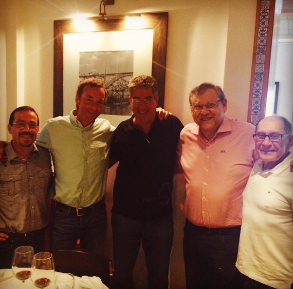 No Rancho Português, Milton Neves e José Silvério posam com Hamilton Reis e Manoel Beleza Chicau da Adega Alentejana