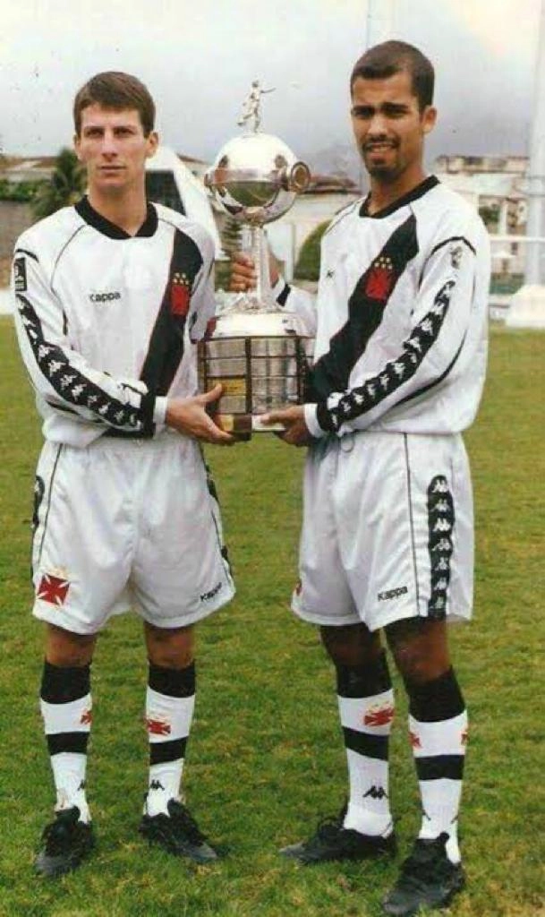 Pedrinho e Felipe com a taça conquistada pelo Vasco na Libertadores de 1998. Foto: Divulgação/Vasco