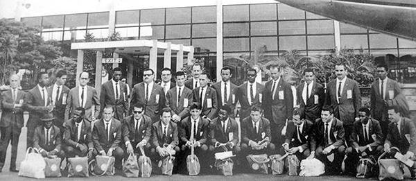 Time do Guarani de 1964 em viagem à Colômbia. Em pé, da esquerda para a direita: Juan Docê (empresário), Dito Braz (massagista), Ilton, Garbelini (dirigente), Adilson, Volpão (diretor de futebol), Edi Mota (dirigente), Diogo, Dr. Eduardo Vasconcelos (médico), Sérgio José Salvucci (radialista), Eraldo, Vicente, Armando Renganeschi (treinador), Ditinho, Zé Penteado (diretor de futebol), Amauri, Tião Macalé, Dimas, Zeola, Beluomini, Mauro Mantedioca (preparador físico), Sidney, Berico, Osvaldo Cunha, Jurandir, Américo, Nenê e Felício. Foto: reprodução
