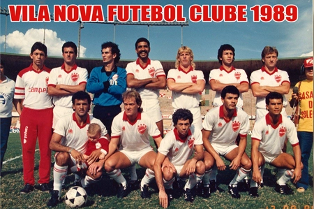 Vila Nova em 1989. Em pé o roupeiro Mirim, Nenê, Gilberto, o saudoso Vágner Bacharel, o também saudoso Rocha, Frei e Cleo; agachados estão Mery, Thales, Zé Roberto, Luvanor, Gláucio e Josimar