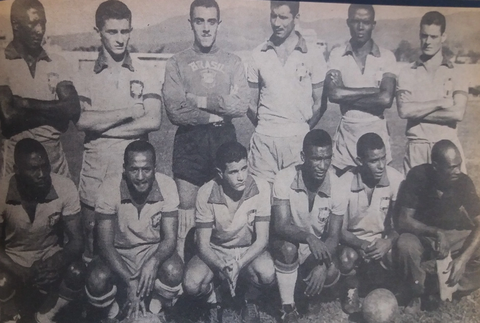 Seleção que venceu o Combinado Colombiano, por 2 a 0, em 9 de maio de 1954. Em pé: Djalma Santos, De Sordi, Cabeção, Nilton Santos, Zózimo e Roberto Belangero. Agachados: sabará, Válter Marciano, Del Vecchio, Didi, Canhoteiro e Mário Américo. A foto é da Revista Esporte Ilustrado, 939