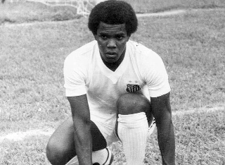 Cláudio Adão com a camisa do Santos, nos anos de 1970