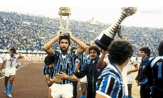 O zagueiro uruguaio Hugo de León ergue a taça da histórica conquista. Foto: Reprodução