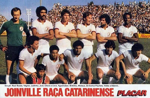 Veja o time do Joinville nos anos 70. Em pé, da esquerda para a direita, temos: Raul Bosse, Vagner Bacharel, Ladinho, Joel, Clóvis e Lima. Agachados: Britinha, Mateus, Zé Carlos Paulista, Valdo e Ademir