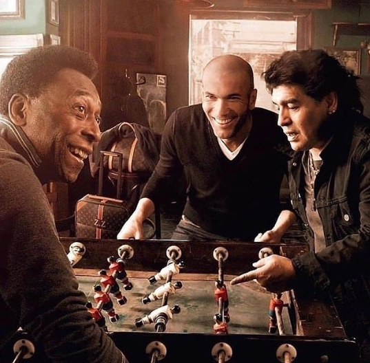 Ah, que encontro maravilhoso para uma partida de pebolim (tot&oacute; para os cariocas), entre Pel&eacute;, Zidane e Maradona! 