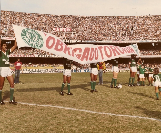 Jogadores do Palmeiras com faixa de agradecimento à torcida. O primeiro, da esquerda para a direita é Vágner Bacharel. Foto: arquivo pessoal de Márcio Papa