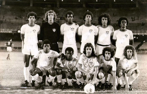 Formação de time de base do Fluminense no Maracanã. Em pé estão Edevaldo, Ricardo, Tadeu, Walter, Roberto e Dufrayer; agachados vemos Benê, Kléber, Silvinho (que depois foi para o Vasco), Gilson Gênio e Zezé.