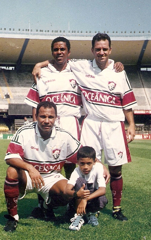 Dufrayer é o primeiro, em pé, seguido por Mário. Agachados estão Edevaldo e seu filho Elke. A foto é de 1997, durante jogo de veteranos do Flu.

