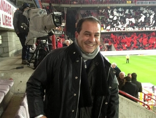 Acompanhando jogo do Stardard de Li&egrave;ge, da B&eacute;lgica, seu ex-clube. Foto: arquivo pessoal de Andr&eacute; Cruz