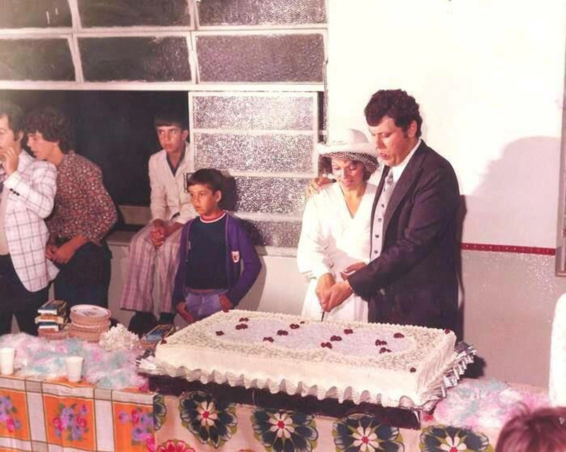 Momento de cortar o bolo na festa de casamento, em 7 de janeiro de 1978, no Clube Recreativo de Muzambinho. Foto: arquivo pessoal/Milton Neves
