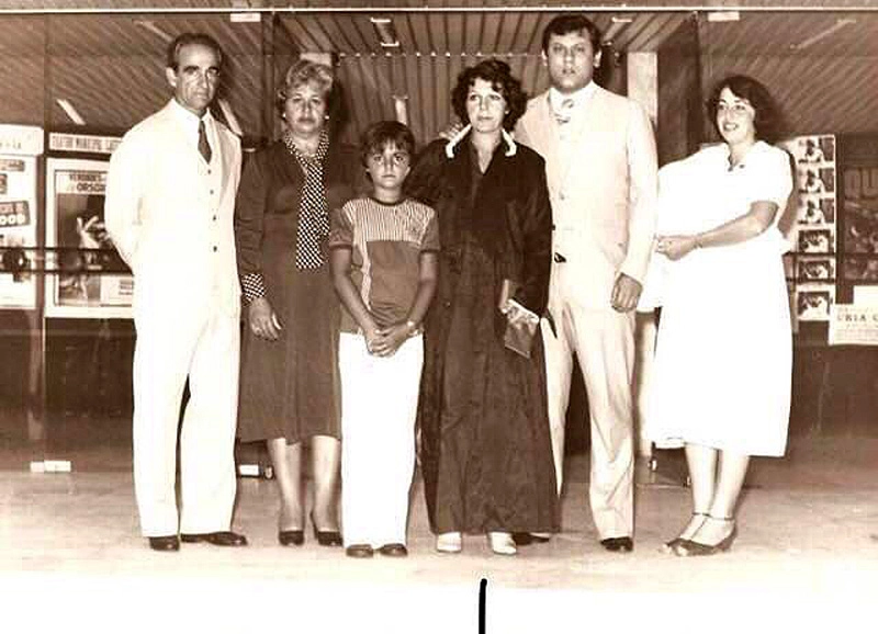 Hélio Magnoni (o Bibi) e Dona Nadi Chame Magnoni (pais de Lenice), o sobrinho Alexandre, Lenice, Milton e Sandra (irmã de Lenice) no dia da formatura de Lenice, em Odontologia, pela PUC de Campinas. Foto: arquivo pessoal/Milton Neves