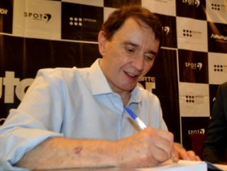 Jornalista promove noite de aut&oacute;grafos na capital paulista. Foto: Marcos J&uacute;nior Micheletti/Portal Terceiro Tempo