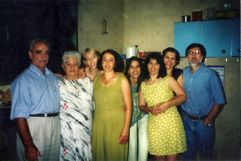 Os dois primeiros, da esquerda para a direita, são Hélio Magnoni e Dona Nadi Chame Magnoni (pais de Lenice). A quarta, da esquerda para a direita, de vestido verde, é Sandra Chame Magnoni Dino (irmã de Lenice). Os dois últimos são Lenice Magnoni Neves e seu cunhado Édson Dino. Foto: arquivo pessoal de Milton Neves