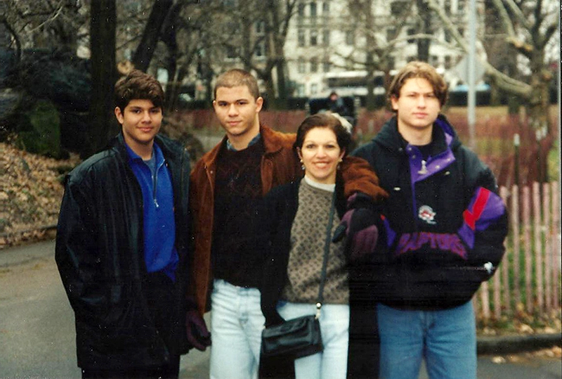 Nos anos 90 em Nova York com os três filhos: Netto, Rafael e Fábio. Foto: arquivo pessoal de Milton Neves